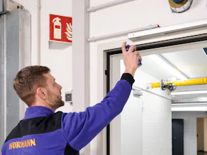 Auch Montageunterstützung, Inbetriebnahme, Nachrüstung und der Austausch von Produkten zählt zum Angebot des Hörmann Services.