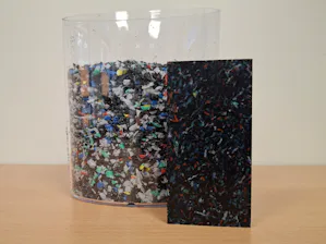 Bei der Herstellung unserer Pendeltüren entstehen... Das Rezyklat und der daraus hergestellte Werkstoff