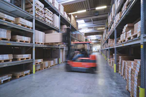 Karton statt Plastik, Recycling statt Wegwerfen. Denn auch... Karton statt Plastik, Recycling statt Wegwerfen. Denn auch die Verpackung bestimmt, wie nachhaltig ein Produkt ist. Daher reduzieren wir den Kunststoffanteil maßgeblich und setzen vermehrt...