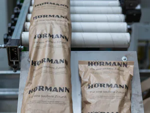 Reduzieren
Wir reduzieren unsere Emissionen überall dort,... Vom Altpapier zum Packbeutel: Recycling von Verpackungsmaterial
