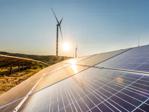 Nachhaltigkeit bei Hörmann:
Unser Dreiklang zur... Freiland-Solaranlage mit Windkraftanlagen im Hintergrund