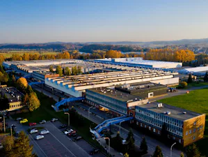 Zugluft, Kälte und Rauchgase haben keine Chance: Das... Zugluft, Kälte und Rauchgase haben keine Chance: Das polnische Unternehmen Sanok Rubber versorgt Hörmann unter anderem mit Dichtungen, die unsere Türen und Tore zuverlässig sichern. Der...