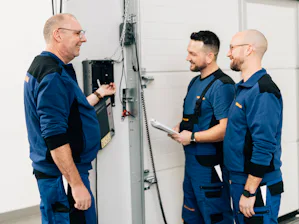 Immer für Sie im Einsatz – 24/7/365-Reparaturservice... Immer für Sie im Einsatz – 24/7/365-Reparaturservice Flächendeckendes Servicenetz – für kurze AnfahrtswegeHerstellerübergreifender Service – weil wir keine halben Sachen machenZustandsorientierte...