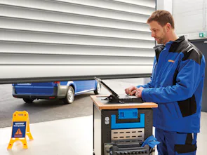 Hörmann Servicetechniker dokumentieren Wartungen und Reparaturen lückenlos.