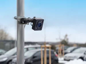 Stellen Sie sicher, dass das Kennzeichen während der Anfahrt... Stellen Sie sicher, dass das Kennzeichen während der Anfahrt durchgängig im gewünschten Erfassungsbereich möglichst horizontal sichtbar ist.Nutzen Sie die Heatmap-Funktion (Live-Ansicht), um reale...
