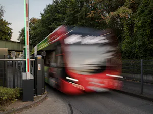 Absperrbreiten von 2 bis 6 Metern sind möglich – im... Absperrbreiten von 2 bis 6 Metern sind möglich – im Synchronbetrieb (bei zwei gegenüberstehenden Schranken) bis zu 10,2 Meter. Bitte beachten Sie bei der Standortplanung: Zubehör und Anbauten müssen...