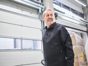 Zuhause ist der Ort für die wertvollsten Erinnerungen und... Mann vor Industrietor
