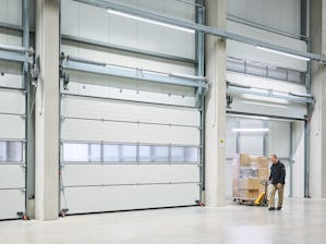 Große Außenöffnungen gewerblich genutzter Immobilien werden... Große Außenöffnungen gewerblich genutzter Immobilien werden häufig mit Industrie-Sektionaltoren geschlossen. Sie kommen u. a. in Logistikzentren, Lagerhallen, Feuerwehr-Stützpunkten, Werkstätten,...