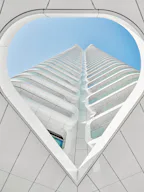 Ist es Liebe? Während das Hochhaus in Deutschland dank der lieblosen 1970er-Jahre-Massenwohnungen des Bauwirtschaftsfunktionalismus oftmals den Makel sozialen Abstiegs trägt, ist dies weltweit betrachtet gerade...