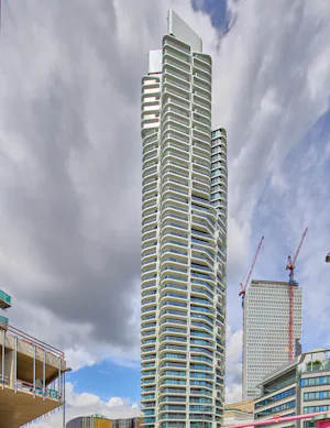 Zentrale Lage: Der Grand Tower mit Skyline Plaza im Hintergrund – und davor die Baustelle des Tower One von Meurer Architektur. Lage