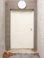 ... für ausreichend Schutz vor Zutritt Unbefugter. Alongside climate change, housing construction and the transport transition are defining issues of our time. Projects such as the regeneration of this high-rise building in Lübeck therefore serve as a...