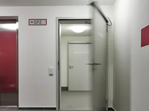 Les portes tertiaires en acier Hörmann répondent à des... Les portes tertiaires en acier Hörmann répondent à des exigences multifonctionnelles et conviennent aussi bien à l’intérieur qu’à l’extérieur. Elles assurent la protection exigée anti-incendie et...