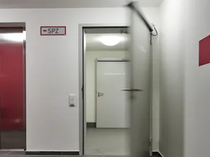 Les portes battantes combinées à une motorisation offrent... Les portes battantes combinées à une motorisation offrent l’accessibilité aux personnes à mobilité réduite dans les bâtiments publics, au travail et à la maison. Avec les portes battantes...