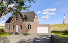 Landelijk huis met witte sectionaaldeur van Hörmann