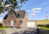Landelijk huis met witte sectionaaldeur van Hörmann