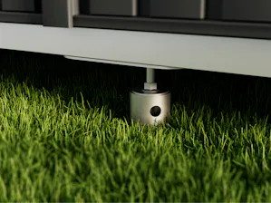 Mit dem gewissen Extra wird Ihr Gerätehaus noch ein bisschen... Gerätehaus steht auf Schraubenfundamet im Gras