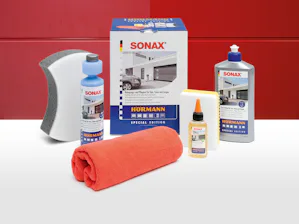 Le kit de nettoyage et d’entretien développé exclusivement... Le kit de nettoyage et d’entretien développé exclusivement pour Hörmann en collaboration avec la société Sonax permet de nettoyer rapidement, facilement et de manière professionnelle les portails,...