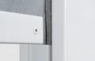 Snabb montering med hjälp av magnetkontakter Närbild på nederdelen av gardinen.