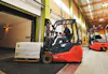 Robusta lastbryggor Truck med en pall kör in i en lastbil