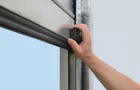 Innovativ dragfjäderteknik en hand öppnar porten manuellt.