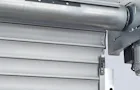 Fornuftige detaljer for et langt liv Närbild på portens sektioner från insidan.