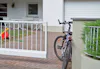 Säkert En grind stänger sig och en cykel står i vägen.