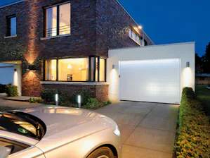 Einfach, sicher, komfortabel: Mit dem richtigen Zubehör... Gut ausgeleuchtete Einfahrt und moderne Garage mit LED-Lichtleiste als Beleuchtungselement