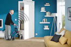 Accessoires voor binnendeuren Een oudere man met een rollator loopt door een binnendeur die automatisch open gaat.
