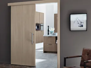 Oft sind es die kleinen Dinge, die den Alltag erleichtern... Schiebetür in Holzoptik und elegantem Stangengriff