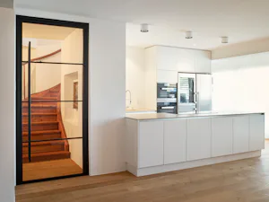 Bei uns bekommt jede Lofttür den perfekten Griff – eine... Offene Küche mit Drehflügeltür in Loft-Optik