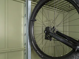Mit dem gewissen Extra wird Ihr Gerätehaus noch ein bisschen... Fahrrad hängt mit Vorderreifen am Fahrradhalter eines Gerätehauses