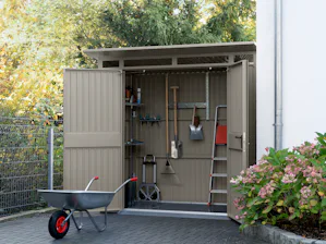 Mit dem gewissen Extra wird Ihr Gerätehaus noch ein bisschen... Modernes Gerätehaus mit sortiertem Gartenwerkzeugen