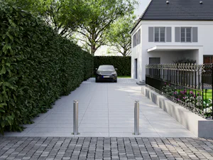 Automatische Poller haben den Vorteil, dass sie bei Bedarf... Grundstückseinfahrt mit zwei automatischen Pollern
