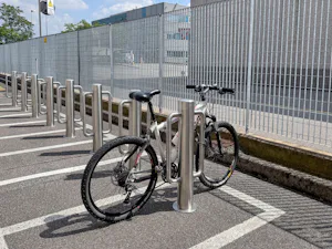 Die Hörmann Design-Poller der Security Line gibt es... Design Poller LH mit Schlossaufnahme für Fahrräder