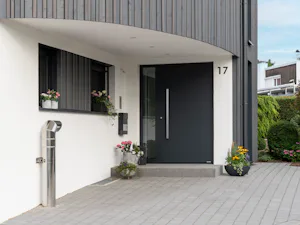 Ihre Vorteile im Überblick:
Serienmäßig RC4 (ohne... Aluminium-Haustür ThermoSafe Hybrid Motiv 860, Anthrazitgrau RAL 7016 Seidenmatt, Edelstahlgriff HOE 701