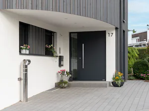 Ihre Vorteile im Überblick:
Serienmäßig RC4 (ohne... Aluminium-Haustür ThermoSafe Hybrid Motiv 860, Anthrazitgrau RAL 7016 Seidenmatt, Edelstahlgriff HOE 701