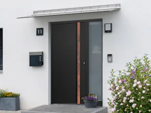Für noch mehr Freude am eigenen Zuhause lassen sich... Aluminium-Haustür ThermoSafe Motiv 860, Tiefschwarz RAL 9005 Feinstruktur matt
