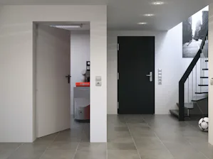 Nem számít, hogy új építésről vagy modernizálásról van-e... Nem számít, hogy új építésről vagy modernizálásról van-e szó: a Hörmann a ház minden területéhez a legmegfelelőbb ajtót kínálja Önnek. Biztonsági ajtó a pincéhez vagy a garázsbehajtóhoz, tűzgátló ajtó...