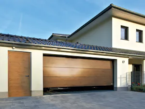 Nebentüren sind immer sehr praktisch, wenn Sie schnell... Nebentüren sind immer sehr praktisch, wenn Sie schnell Gegenstände aus der Garage holen möchten, ohne das Tor öffnen zu wollen. Oder Ihr Zweit-Fahrzeug aufgrund einer kurzen Garageneinfahrt direkt vor...