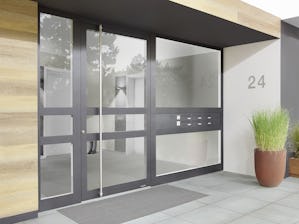 Votre nouvelle porte d’entrée doit être originale. Elle doit... Votre nouvelle porte d’entrée doit être originale. Elle doit convenir au style de votre maison et ainsi témoigner de votre goût. Mais elle doit également satisfaire à un niveau de sécurité élevé et...