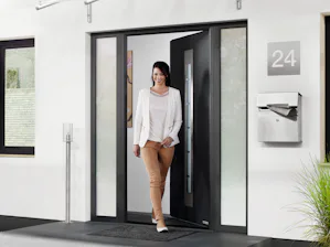 Házbejárati és bejárati ajtóink meggyőző minőséget mutatnak... Házbejárati és bejárati ajtóink meggyőző minőséget mutatnak fel kiváló hőszigetelő értékeikkel, megbízható biztonsági felszereltségükkel, a nagy motívum-kínálattal, valamint a vonzó ár-érték...