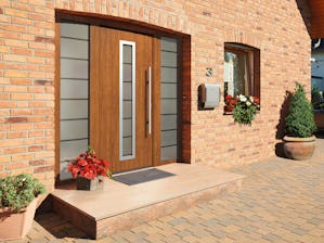 Thermo65 motief 700, Decograin Golden Oak, met zijdelen Stalen Thermo46- en Thermo65-deuren van Hörmann voor de inkom en de zij-ingangen van uw woning zijn verkrijgbaar in diverse motieven. Met deze voordelige deuren, standaard voorzien van een meervoudige...