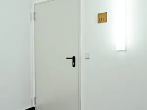 Die Baumeister Feuerschutztür erfüllt als feuerhemmende... Die Baumeister Feuerschutztür erfüllt als feuerhemmende Stahltür nach ÖNORM B 3850, EN 1634-1 höchste Ansprüche.
Ihre Vorteile auf einen Blick:
Sparen Sie bis zu 50% Montagezeit auf Ihrer...