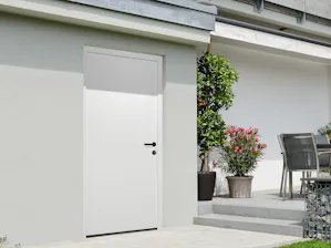Die FS-Thermo65 überzeugt durch EI30... Die FS-Thermo65 überzeugt durch EI30 Feuerschutzeigenschaften. Zudem erfüllt der thermisch getrennte Aufbau mit 65 mm Mineralwolle Wärmedämmeigenschaften wie einer Haustür!
Außentür für den Einsatz...