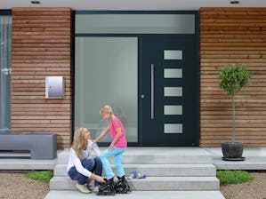 Descoperiți cele patru variante de uși de intrare în... Descoperiți cele patru variante de uși de intrare în locuință de la nr. 1 în Europa. Fiecare variantă este adaptată în felul său cerințelor dumneavoastră individuale pentru o ușă de intrare în...