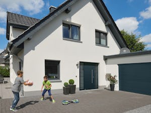 Fedezze fel Európa első számú gyártójának négy különböző... Fedezze fel Európa első számú gyártójának négy különböző házbejárati ajtó típusát. A saját osztályában valamennyi kiválóan megfelel a  házbejárati ajtókra vonatkozó igényeknek. Egy valamiben viszont...