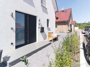 Bijzonder elegante Als u waarde hecht aan een bijzonder elegant voordeur aanzicht, dan is de ThermoPlan Hybrid een goede keuze voor u. Deze deur heeft een soepele overgang van deurblad naar deurkozijn aan de binnen- en...