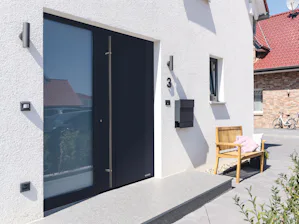 Seitenteile und Oberlichter Graue ThermoSafe Haustür mit einem großen Seitenteil
