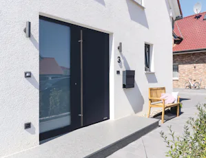 Seitenteile und Oberlichter Graue ThermoSafe Haustür mit einem grossen Seitenteil