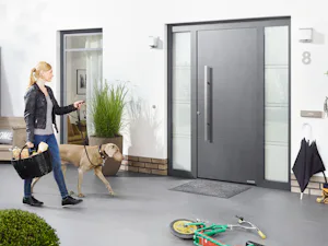 De aluminium buitendeur ThermoSafe heeft een zeer hoge... De aluminium buitendeur ThermoSafe heeft een zeer hoge warmte-isolatie dankzij een thermisch onderbroken 80 mm aluminium deuromraming, standaard RC 3-veiligheidsuitrusting met 5-voudig veiligheidsslot...